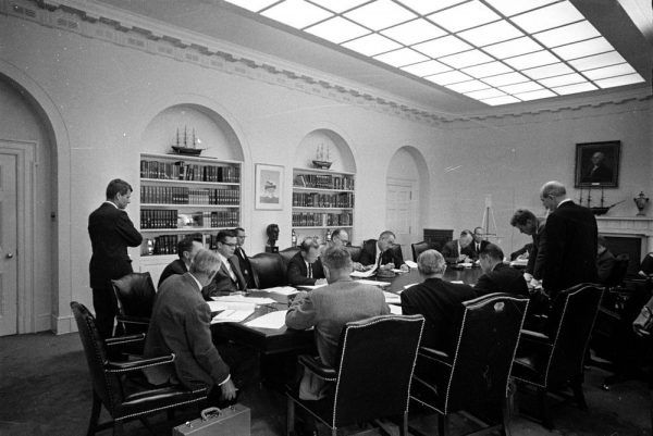 Administracja Kennedy’ego w czasie kryzysu kubańskiego. Administracja Kennedy’ego w czasie kryzysu kubańskiego.
