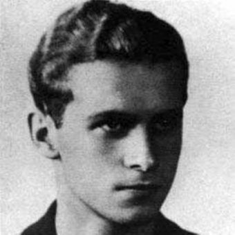 Krzysztof Kamil Baczyński w maju 1939 roku dopiero zdał maturę. Krzysztof Kamil Baczyński w maju 1939 roku dopiero zdał maturę.