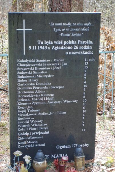 Tablica pamiątkowa z nazwiskami ofiar zbrodni w Parośli. Tablica pamiątkowa z nazwiskami ofiar zbrodni w Parośli.