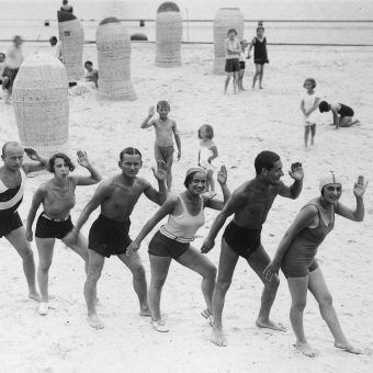 Lekcja tańca na plaży? Czemu nie! Przed wojną turyści również lubili korzystać z wakacyjnych rozrywek. Lekcja tańca na plaży? Czemu nie! Przed wojną turyści również lubili korzystać z wakacyjnych rozrywek.