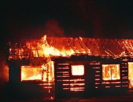 Zawadkę Morochowską spalili Niemcy. Ledwie mieszkańcy wystawili nędzne szałasy na miejscu dawnych domów, a Polacy puścili je z dymem.