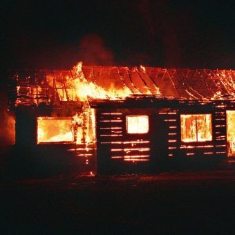 Zawadkę Morochowską spalili Niemcy. Ledwie mieszkańcy wystawili nędzne szałasy na miejscu dawnych domów, a Polacy puścili je z dymem.