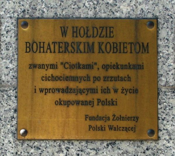 W życie w okupowanej Polsce wprowadzały cichociemnych tzw. ciotki. W życie w okupowanej Polsce wprowadzały cichociemnych tzw. ciotki.