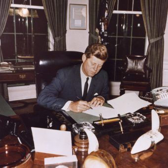 W odpowiedzi na zagrożenie ze strony ZSRR JFK wprowadził kwarantannę morską Kuby. W odpowiedzi na zagrożenie ze strony ZSRR JFK wprowadził kwarantannę morską Kuby.