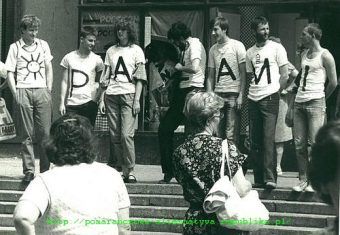 PRECZ Z (U)PAŁAMI -happening Pomarańczowej Alternatywy, Wrocław lipiec 1988,
Literki: Ł – Adam Lipiński, M – Waldemar Fydrych