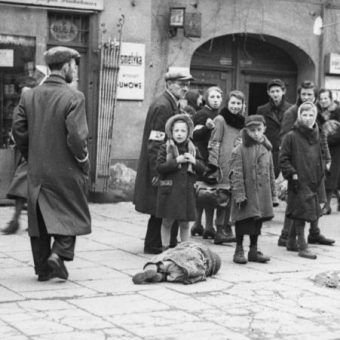 Mieszkańcy getta na ulicy Leszno w 1941 roku. Na chodniku leży ofiara głodu. Mieszkańcy getta na ulicy Leszno w 1941 roku. Na chodniku leży ofiara głodu.
