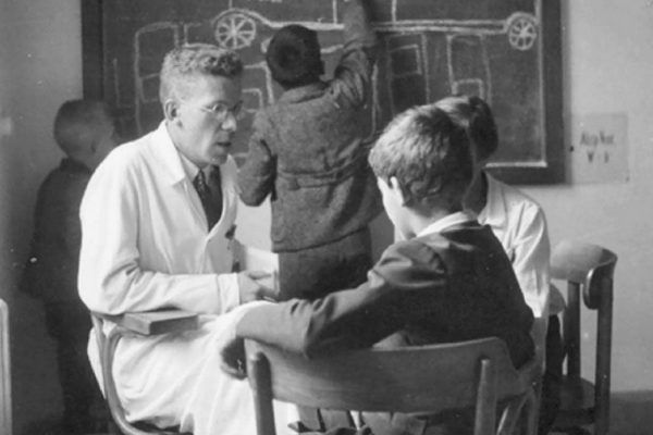 Hans Asperger z dziećmi