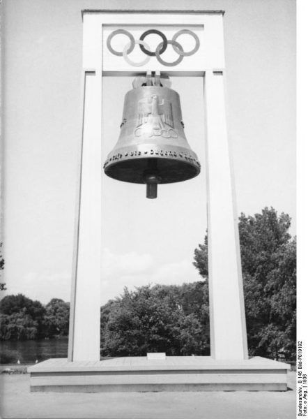 Dzwon z IO w Berlinie zawiera symbol olimpijski z niemieckim orłem i napis: „Wzywam młodzież świata!”