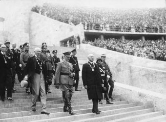 Z przodu od lewej: hrabia de Baillet Latour (przewodniczący MKOl), Adolf Hitler i Theodor Lewald (przedstawiciel komitetu organizacyjnego)