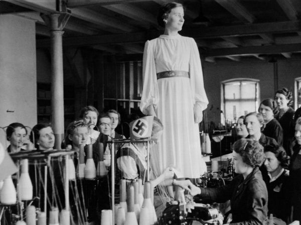 Zakład krawiecki (1940) w getcie łódzkim. 