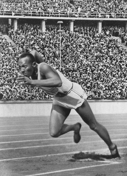 Jesse Owens, amerykański lekkoatleta, wielokrotny rekordzista świata i czterokrotny mistrz olimpijski z Berlina