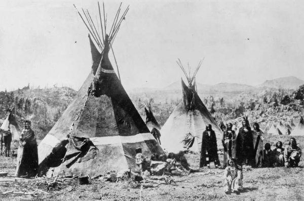 Tipi Szoszonów. Zdjęcie poglądowe z 1870 r.