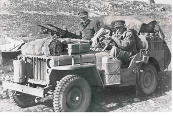 David Striling, założyciel Special Air Service. Na samochodzie widać słynne karabiny maszynowe Vickers K