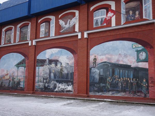 Na pamiątkę zatrzymania pociągu zmierzającego do Poznania w 2017 r. odsłonięto w Buku powstańczy mural 