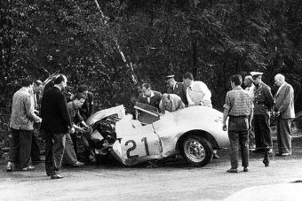 Wrak porsche po śmiertelnym wypadku Jeana Behry podczas Grand Prix Berlina 1959