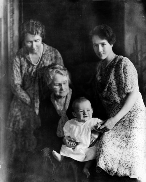 Anne Lindbergh z synem Charlesem Jr, matką i siostrą