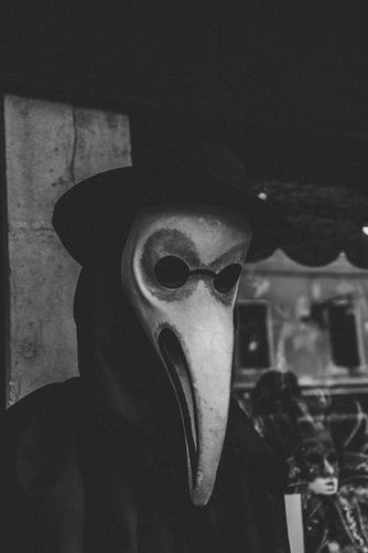 Strój lekarza z czasów dżumy stał się inspiracją dla karnawałowej maski