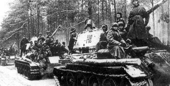 Kolumna radzieckich czołgów podczas operacji wiślańsko odrzańskiej