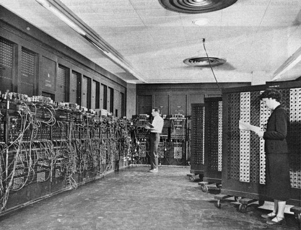 Glen Beck (w głębi fotografii) i Betty Snyder (na pierwszym planie) programują ENIAC a w centrum obliczeń balistycznych w Philadelphia; między 1947 a 1955 r.