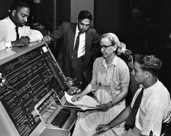 Grace Hopper jest bez wątpienia jedną z ciekawszych kobiet w historii