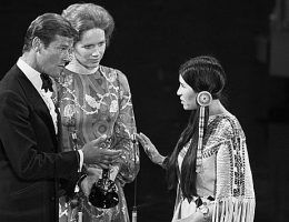 Marlon Brando odmówił przyjęcia Oscara za Ojca chrzestnego, na znak protestu przeciwko dyskryminacji Indian i ich fałszywemu przedstawianiu w westernach