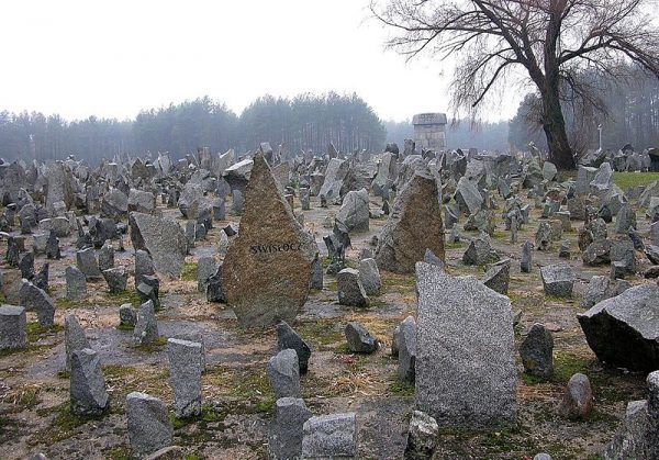 Pomnik na terenie byłego niemieckiego nazistowskiego obozu śmierci w Treblince.