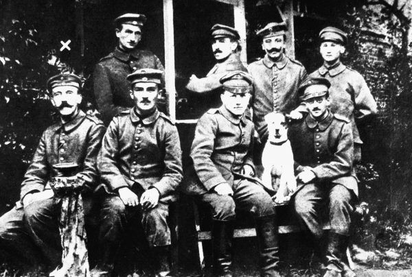 Zdjęcie z okresu I wojny światowej. Hitler siedzi pierwszy z lewej, nie zabrakło również Fuchsla.