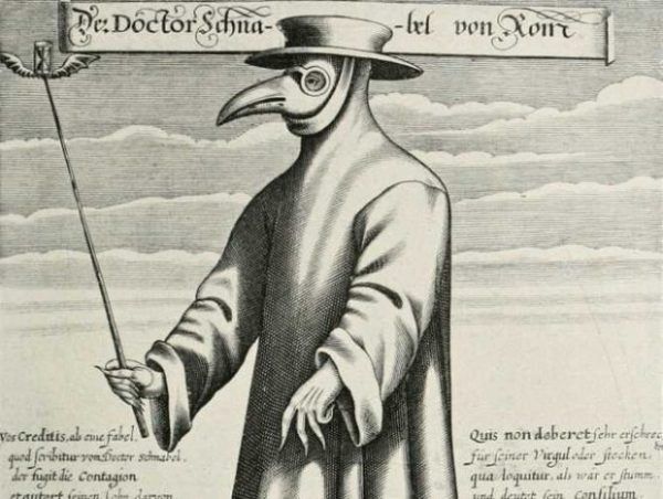 Lekarz z charakterystyczną ptasią maską z czasów epidemii dżumy w Europie