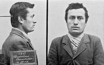 Benito Mussolini po aresztowaniu w 1903 roku za brak dokumentów