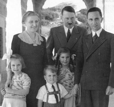 Patrząc od lewej: Magda Goebbels, Adolf Hitler, Joseph Goebbels, a od dołu dzieci Goebbelsów