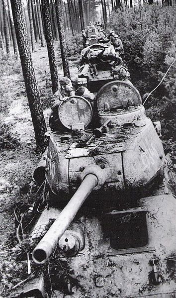 Czołgi 3. Gwardyjskiej Armii Pancernej 1. Frontu Ukraińskiego podczas ofensywy w kierunku Niemiec w 1945 roku