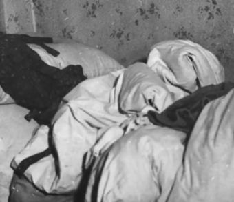 Józef Cyppek nazywany był również Rzeźnikiem. Na zdjęciu kołdra Jaroszów znaleziona w jego mieszkaniu
