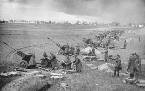Radziecka artyleria ostrzeliwuje pozycje niemieckie podczas walk o wzgórza Seelow