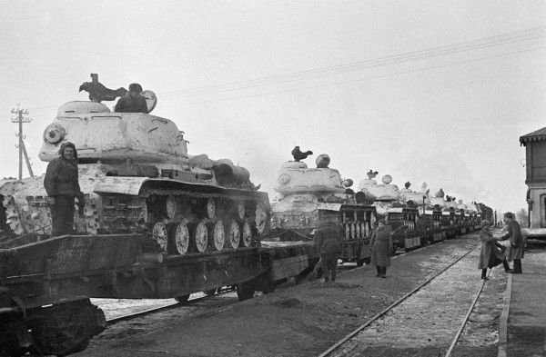 Transport kolejowy radzieckich czołgów IS 2 w drodze na front zimą 1944 roku