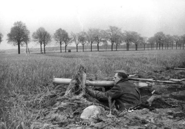Żołnierz Volkssturmu na pozycji bojowej w okolicach Berlina, uzbrojony w Panzerschrecka, w kwietniu 1945 roku