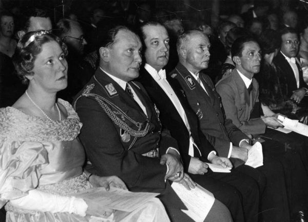 Emmy Sonnemann (pierwsza z lewej) podczas gali otwierającej Instytut Niemiecko Polski w Berlinie; obok siedzą kolejno: jej narzeczony Hermann Göring, ambasador Polski w Berlinie Józef Lipski, książę Karl Eduard von Sachsen Coburg und Gotha, Joseph Goebbels, 1935
