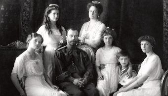 Mikołaj II z rodziną. Nie wiele brakowało, a większość drogocennych klejnotów dynastii zniknęła z historii