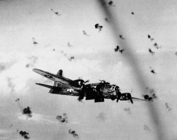 B 17G pod ostrzałem artylerii przeciwlotniczej. Zdjęcie poglądowe