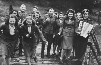 Oficerowie SS i funkcjonariuszki żeńskiej służby pomocniczej SS