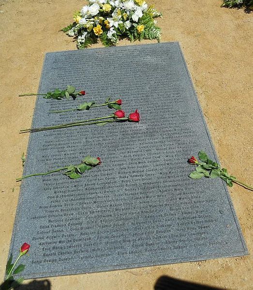 1 z 3 nowych nagrobków umieszczonych podczas nabożeństwa żałobnego w Jonestown w 2011 roku na cmentarzu Evergreen w Oakland w Kalifornii. Imiona wszystkich zmarłych są wypisane na kamieniach
