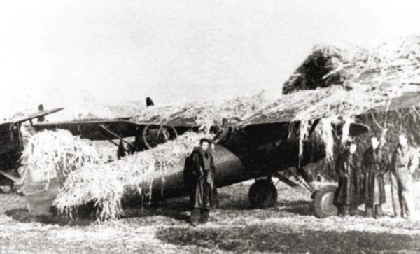 Polski myśliwiec PZL P.11 zamaskowany na lotnisku polowym