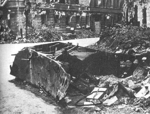 Resztki czołgu Borgward B IV, który eksplodował przy ulicy Kilińskiego nr. 3, dnia 13 sierpnia 1944 o godzinie 18:07
