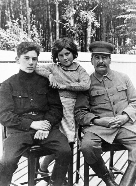 Stalin z dziećmi, Swietłana oraz Wasilij