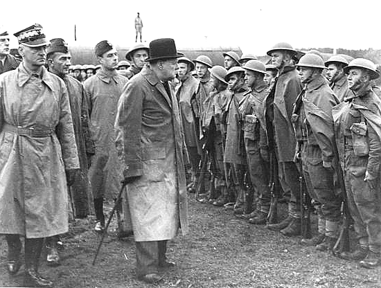 Winston Churchill przeglądający polskie oddziały w Anglii Podczas wojny pod brytyjskim dowództwem służyło aż 17 tysięcy mężczyzn i kobiet z Polskich Sił Powietrznych