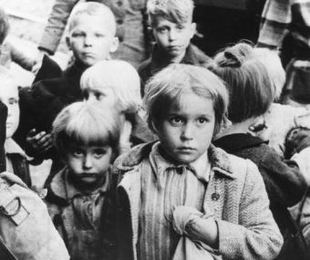 Niemieckie dzieci wypędzone z domów na terenie Polski w ramach akcji przesiedleń.