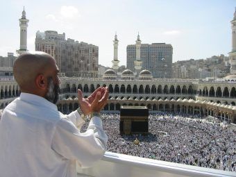 Pielgrzymi wokół Kaaby w meczecie al Masjid ul Ḥarām w Mekce