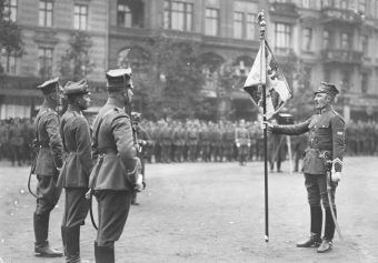 Po powstaniu Armia Wielkopolska zaczęła powiększać swe stany (na zdj. uroczystość wręczenia sztandaru pułkowi garnizonowemu wojsk wielkopolskich).