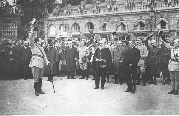 Wielkopolscy żołnierze dzielili poglądy antysemickie z kolegami z Błękitnej Armii (na zdj. polskie wojska we Francji witają gen. Józefa Hallera w lipcu 1918 roku.