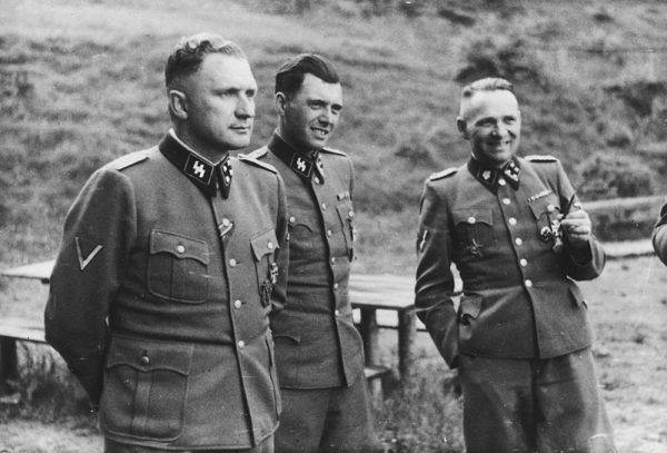 Podczas pobytu w Auschwitz Piękna Bestia utrzymywała relacje intymne z lekarzem, oskarżonym potem o tysiące przestępstw – Josefem Mengele (pośrodku)
