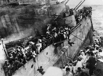 Trzy torpedy uderzyły w „Prince of Wales” – jedna w dziób, jedna w śródokręcie i jedna w rufę. Zginęły setki brytyjskich marynarzy.